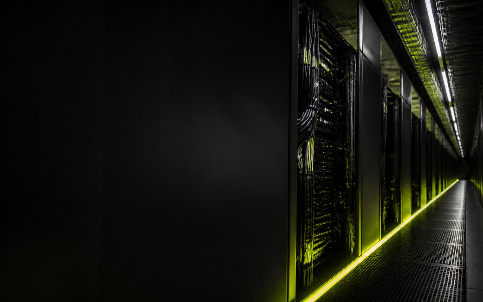 Corredor de infraestrutura computacional com uma rota luminosa